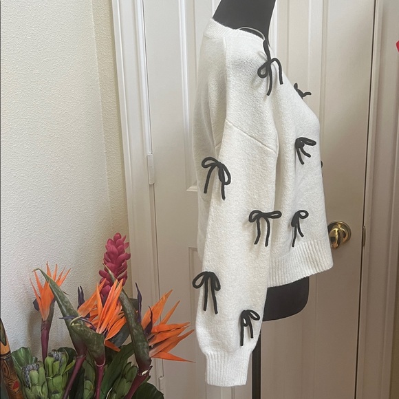 NWT Luna Ivy Bow Sweater - Picture 4 of 9